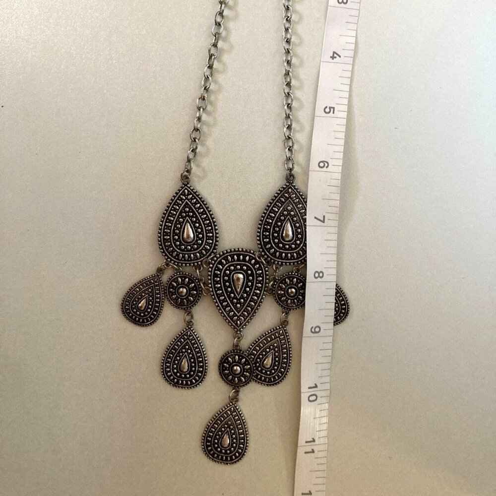 Bib Necklace Silvertone W/Cascade Embossed Medallion Plates on Chain preloved - Picture 4 of 6